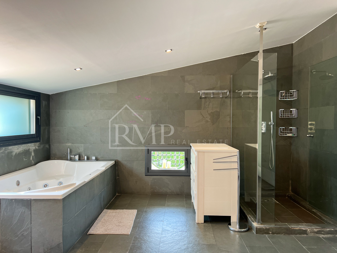 116-J Increíble Masía reformada con piscina y vistas al mar -44