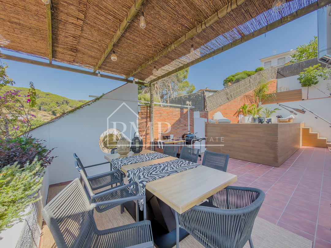 1002-J – Casa mediterranea con piscina y vistas al mar – 12