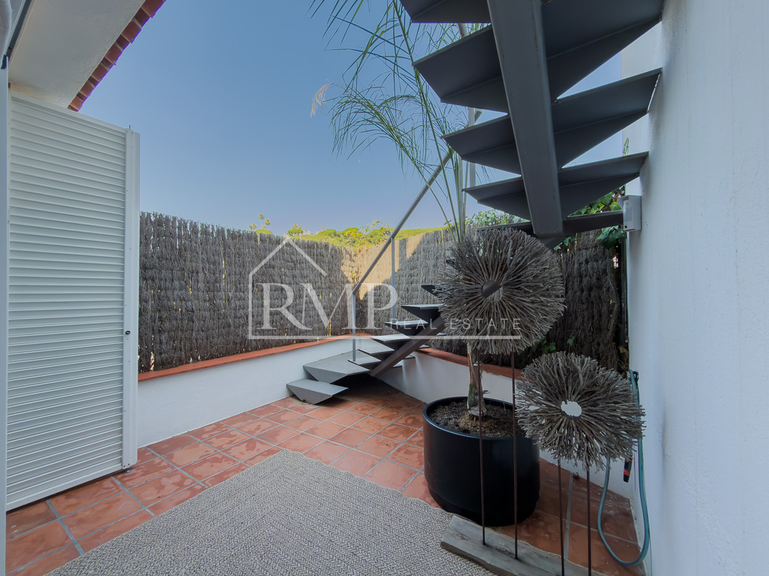 1002-J – Casa mediterranea con piscina y vistas al mar – 42