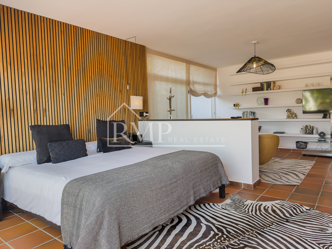 1002-J – Casa mediterranea con piscina y vistas al mar – 43