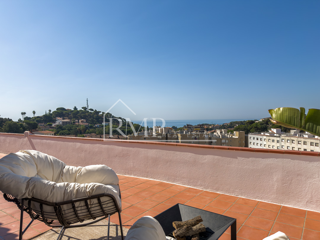 1002-J – Casa mediterranea con piscina y vistas al mar – 46
