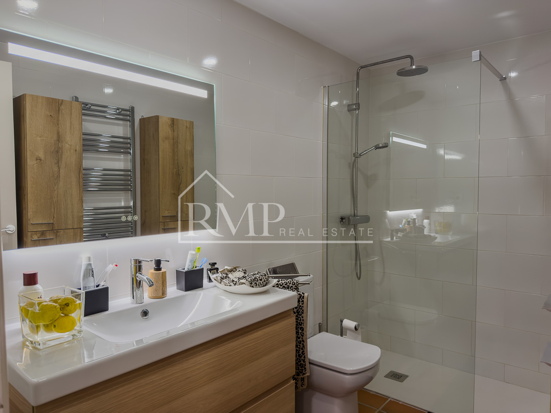 1002-J – Casa mediterranea con piscina y vistas al mar – 53