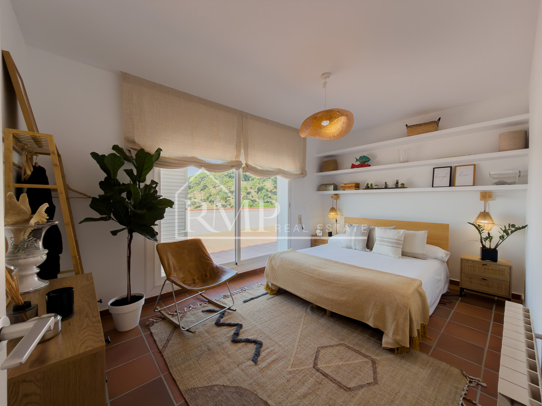 1002-J – Casa mediterranea con piscina y vistas al mar – 55