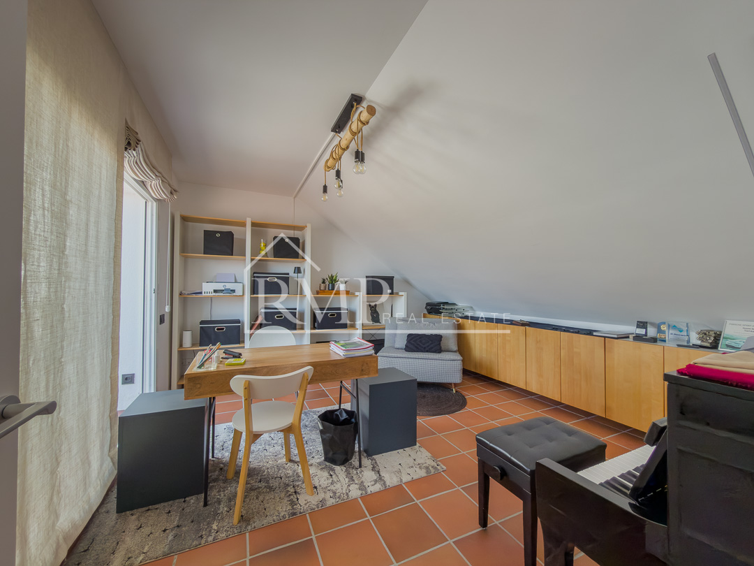 1002-J – Casa mediterranea con piscina y vistas al mar – 70