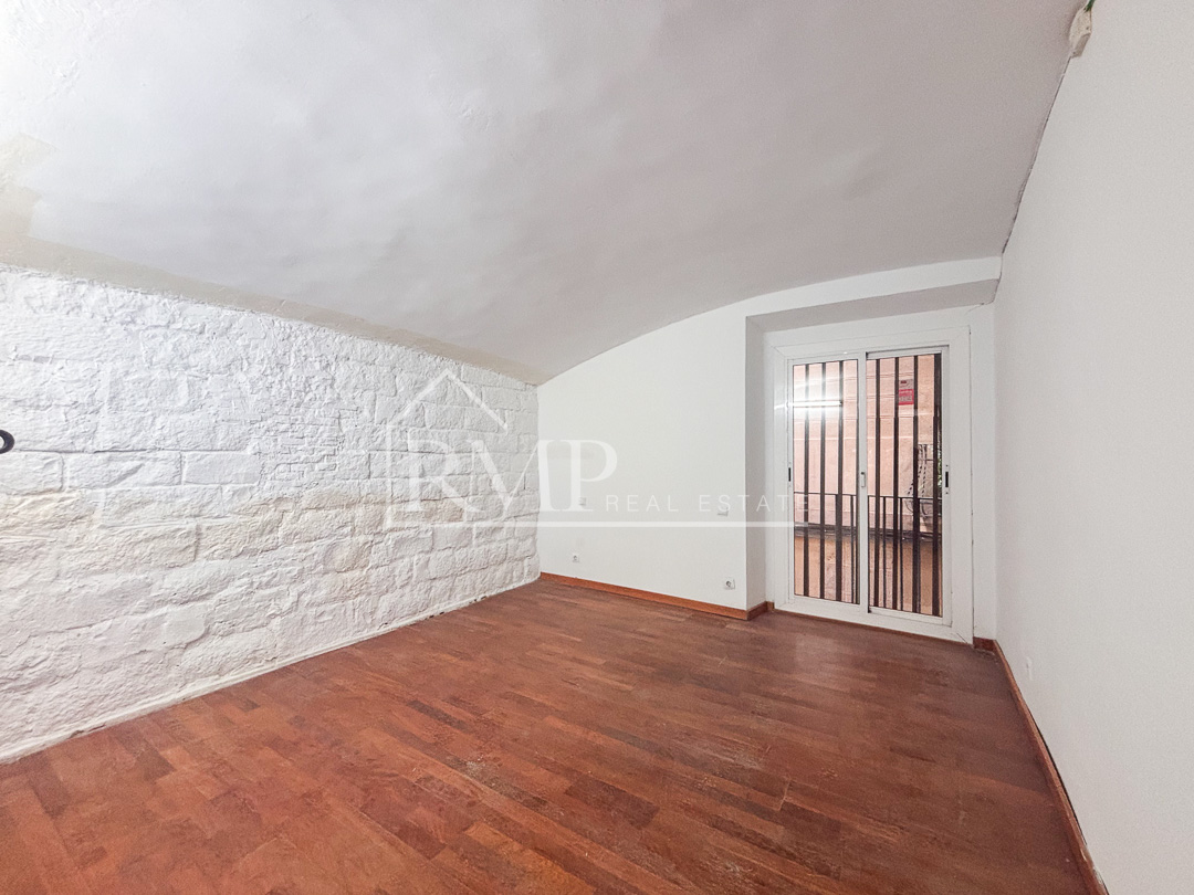993-P Piso por reformar en el Gotic 2 habitaciones – 1