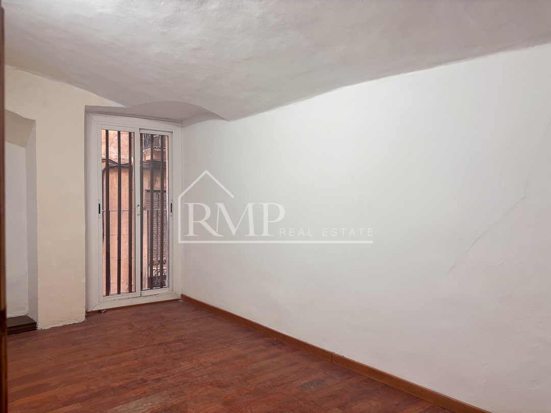 993-P Piso por reformar en el Gotic 2 habitaciones – 3